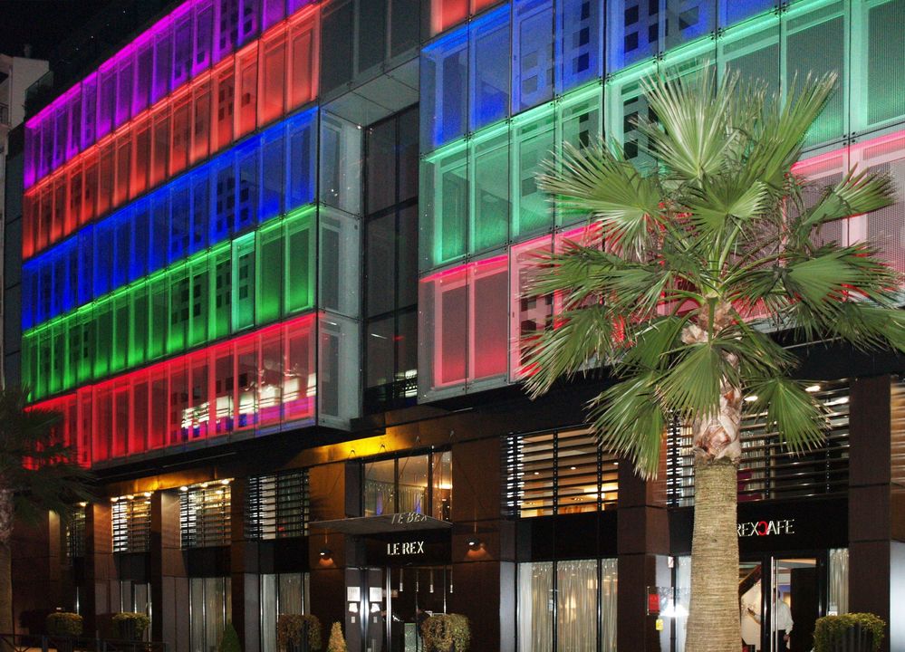 La façade multicolore du Rexhotel - Tarbes