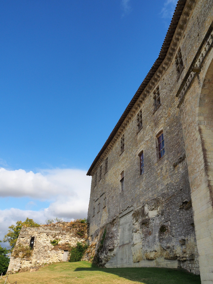 La façade nord du Château de Lavardens