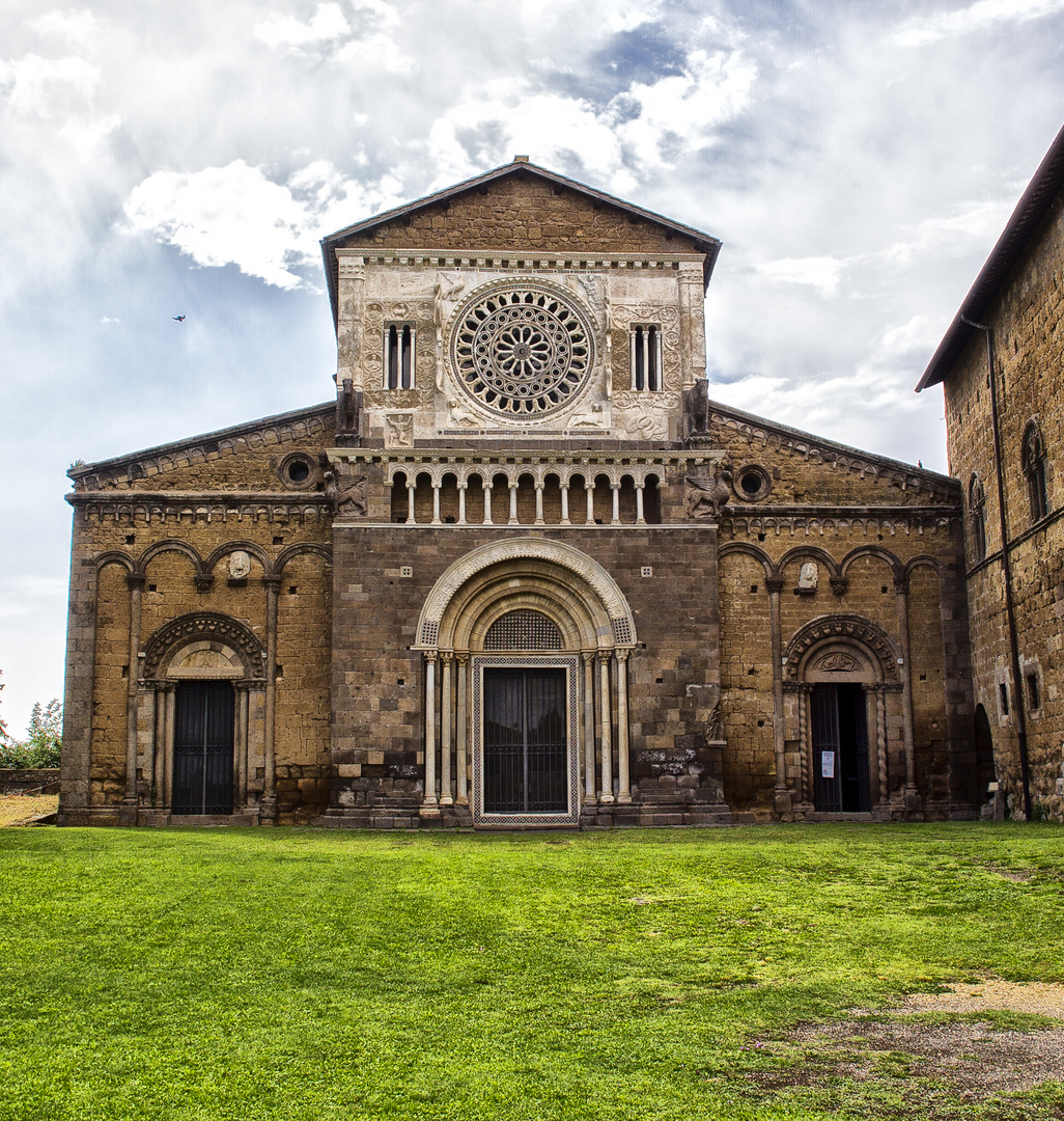 La facciata della Basilica di S. Pietro a Tuscania, che Fred Lynch stava disegnando