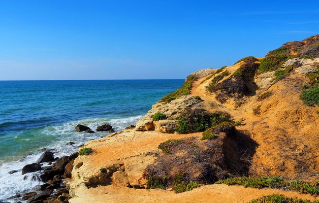 La falaise , le vent et la mer…à Olhos de Agua
