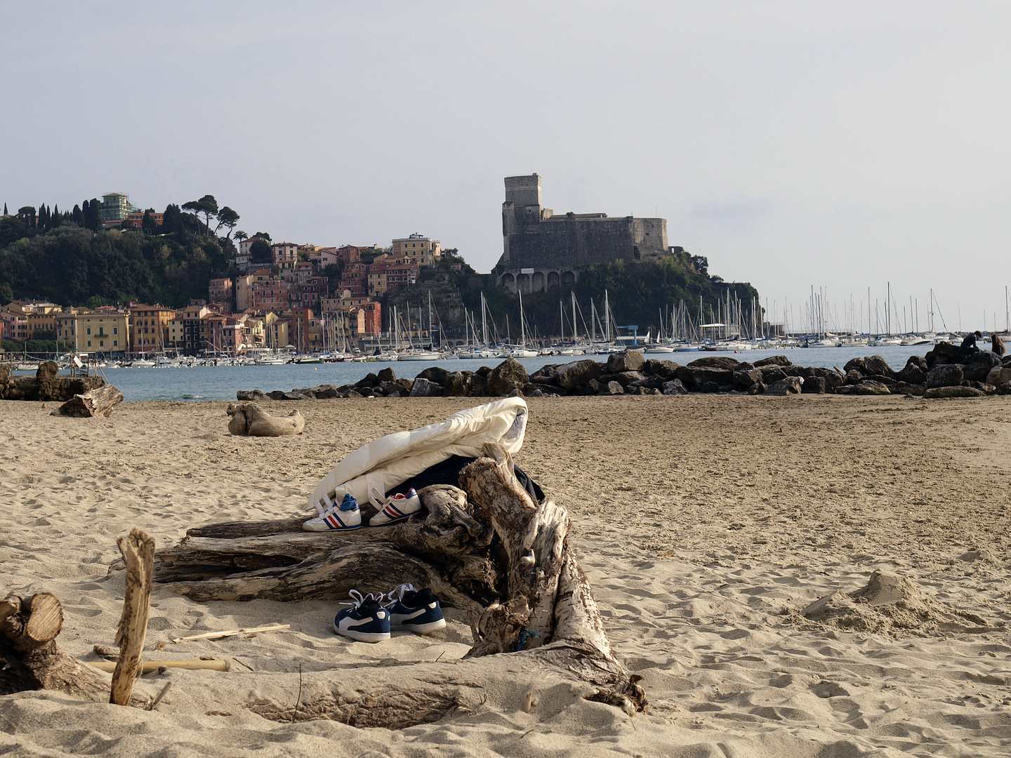 La felicità è ..... una spiaggia deserta in primavera.