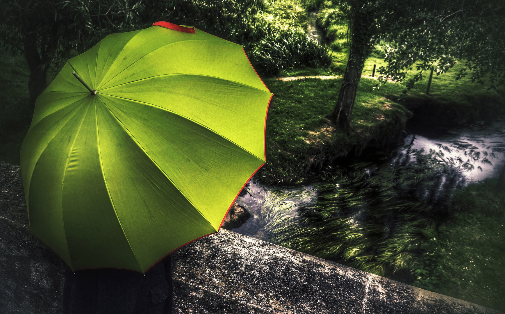 La femme au parapluie (113) ;  arrive au moulin de Kerrelec sur la rivière L'Horn !