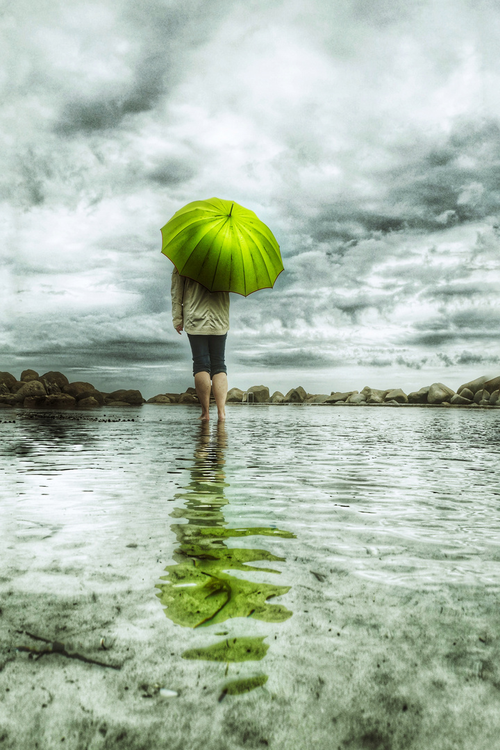 La femme au parapluie (129) ; peut marcher sur l'eau !?!