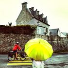 La femme au parapluie (131) ; ...apprend que les cyclistes ne s'arrêtent pas aux passages piétons 