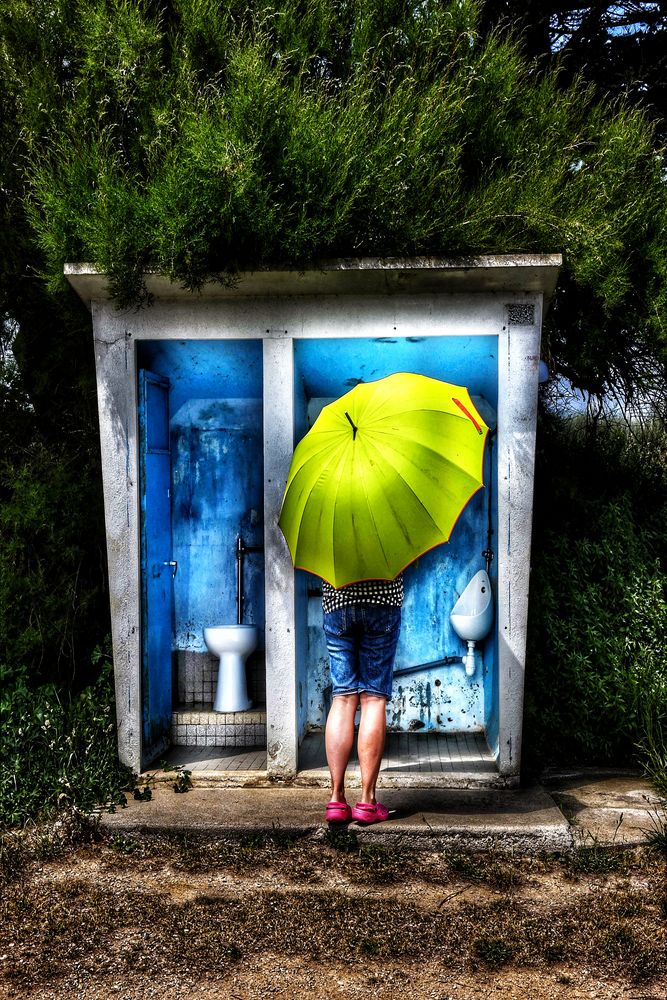 La femme au parapluie (132) ; ..... réfléchit encore.......