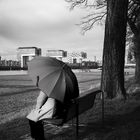 La femme au parapluie (175) ;.... Le temps d'une réflexion.....