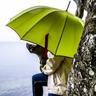 La femme au parapluie (180) ;.... Vue sur la mer.....