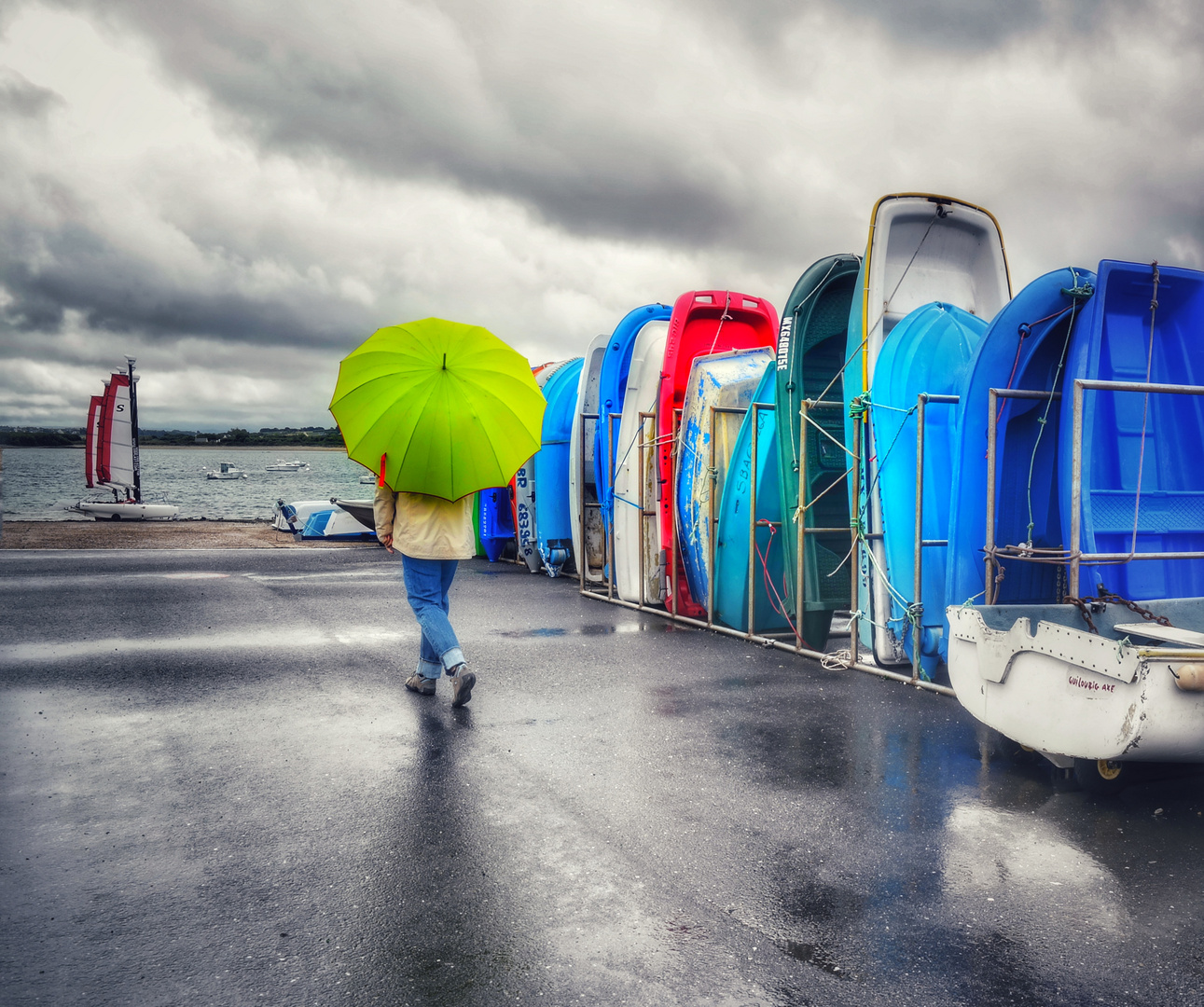 La femme au parapluie (184) ;... devant les bateaux....