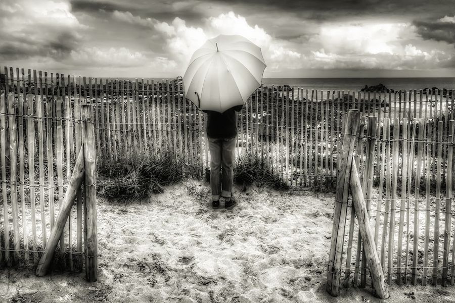 La femme au parapluie (187) ; Pris dans les dunes.