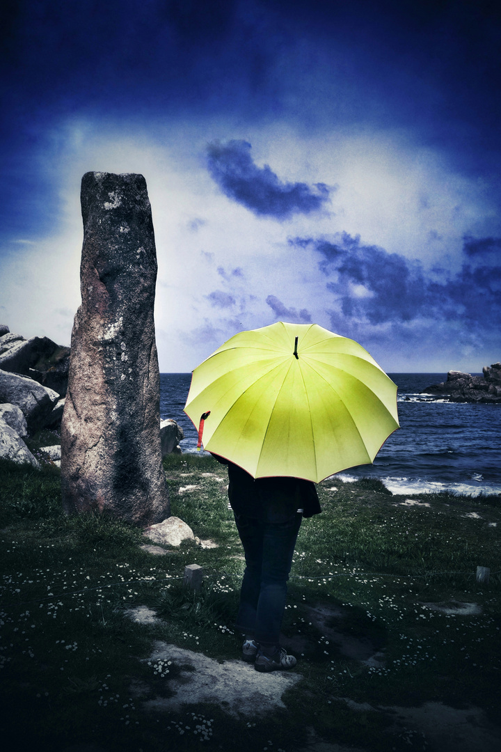 La femme au parapluie à la pointe de Primel {73}