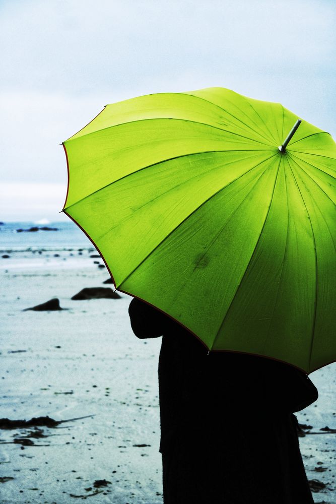 La femme au parapluie; ... enfin la mer à nouveau! (106)