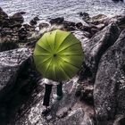 La femme au parapluie manque le bateau pour l'île (71)