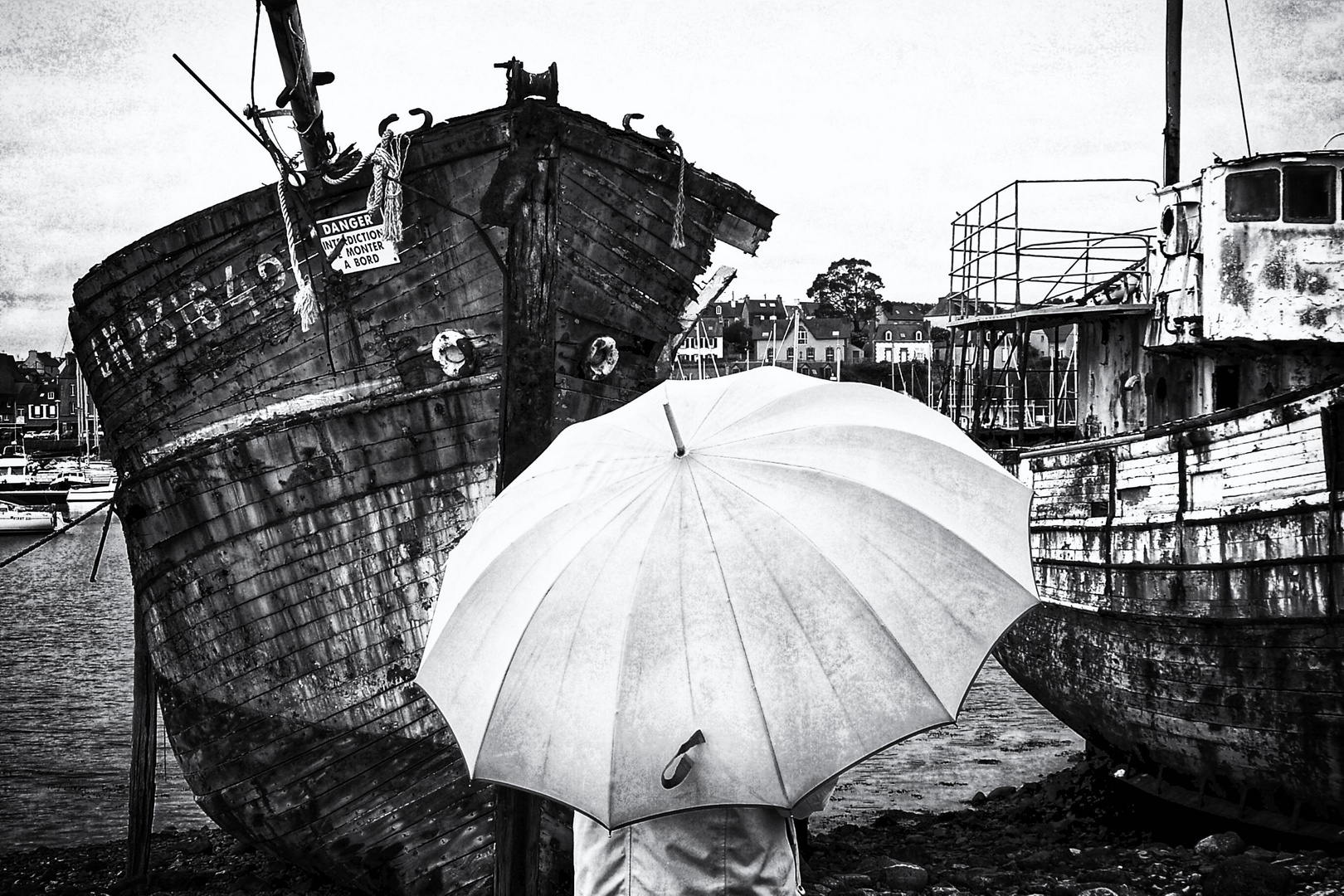 La femme au parapluie se tient devant les épaves, pleine de mémoires ! (75)