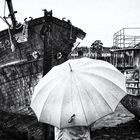 La femme au parapluie se tient devant les épaves, pleine de mémoires ! (75)