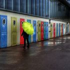 La femme avec le parapluie ; doit décider ! (116)