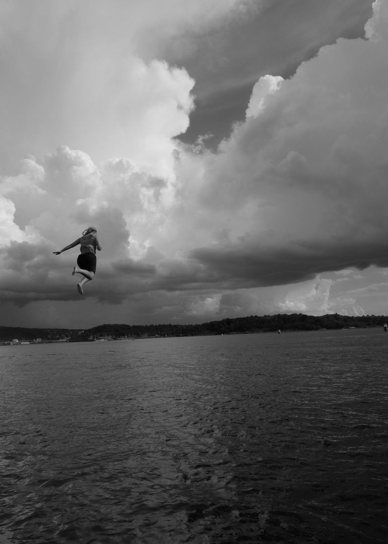 la femme descend du ciel.