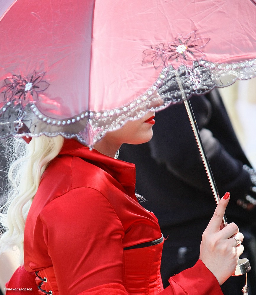 La femme pleine de secret dans en rouge...