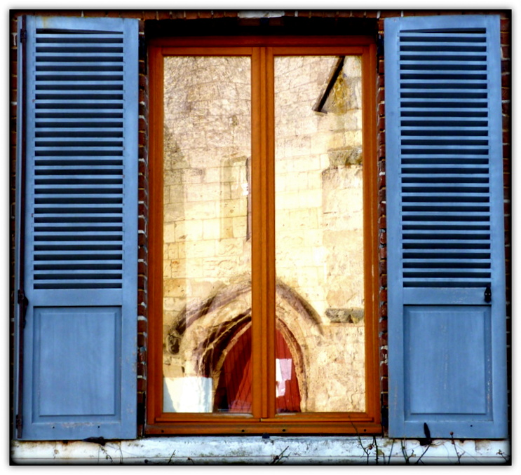 la fenetre en face de l'église...