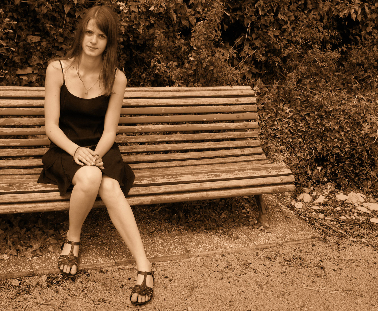 La fille sur le banc