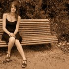 La fille sur le banc