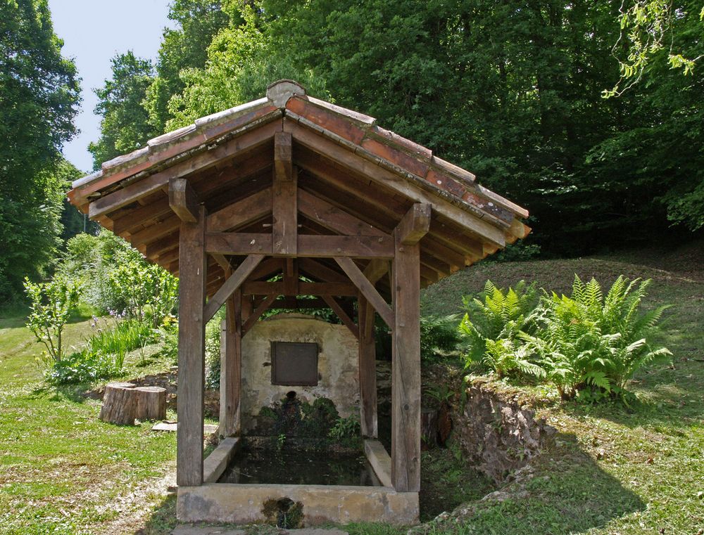  La Fontaine de Duhort-Bachen  --  Der Brunnen von Duhort-Bachen