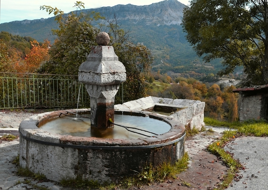 * la fontaine du village *