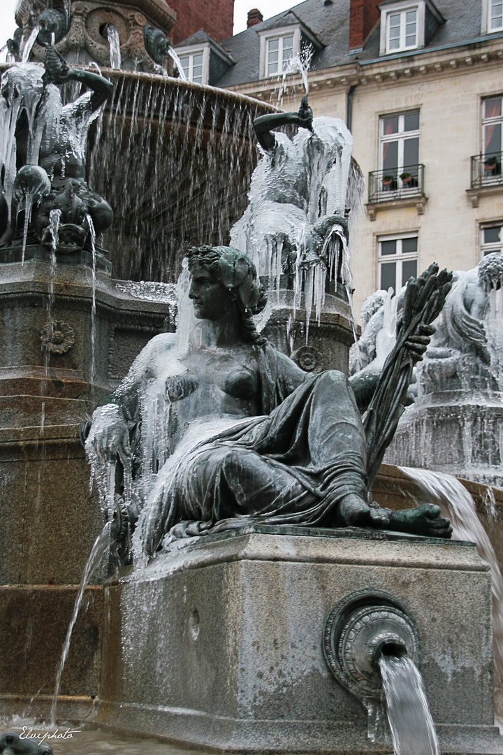 La fontaine en manteau hivernal 