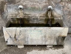 La fontana a sarcofago di San Paolo fuori le mura della chiesa.