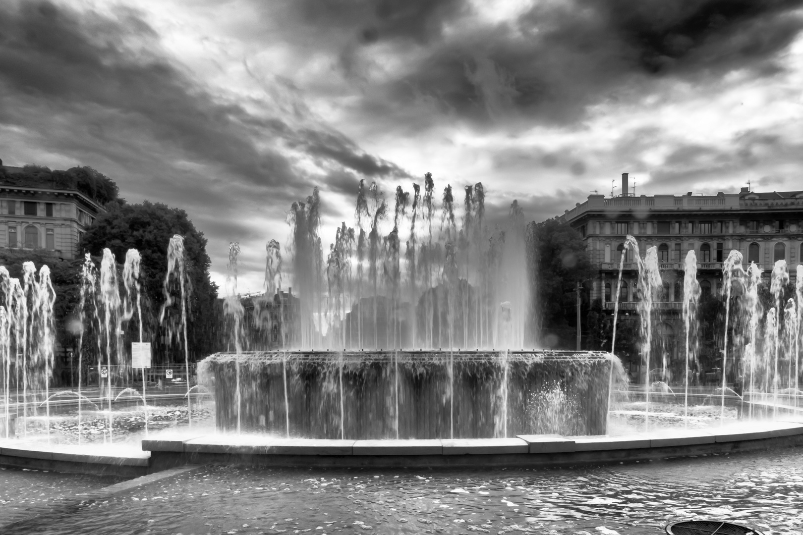 La fontana, largo Cairoli, Milano