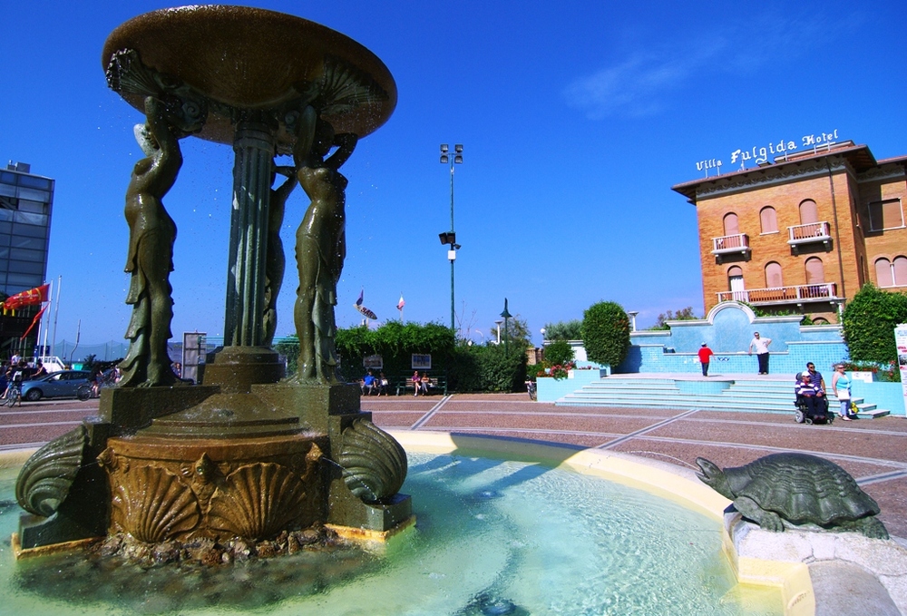 La fontana .....nella piazza al centro     delle "fontane danzanti" di cattolica.