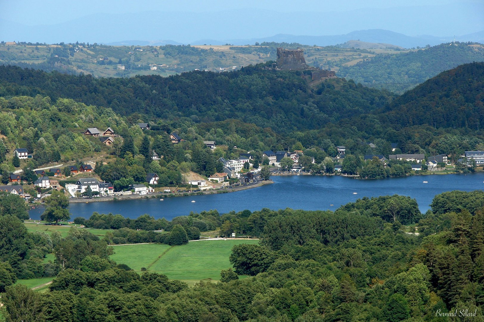 La forteresse de Murol domine Chambon-sur-lac