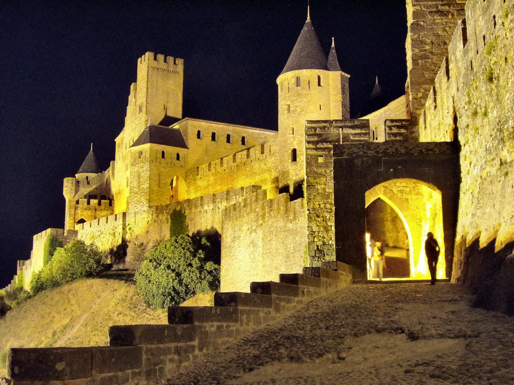 La fortezza di Carcassonne di notte