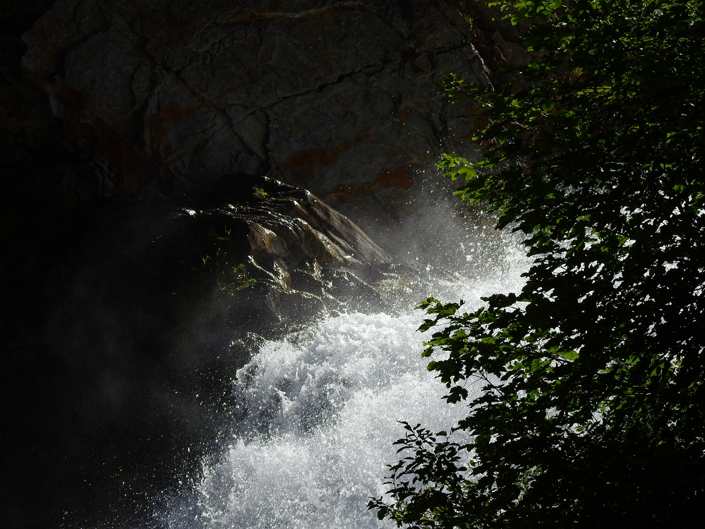 La forza del torrente di montagna