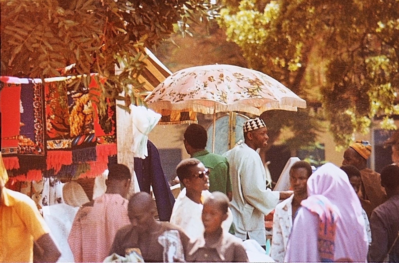 La foule près du marché central de Bamako