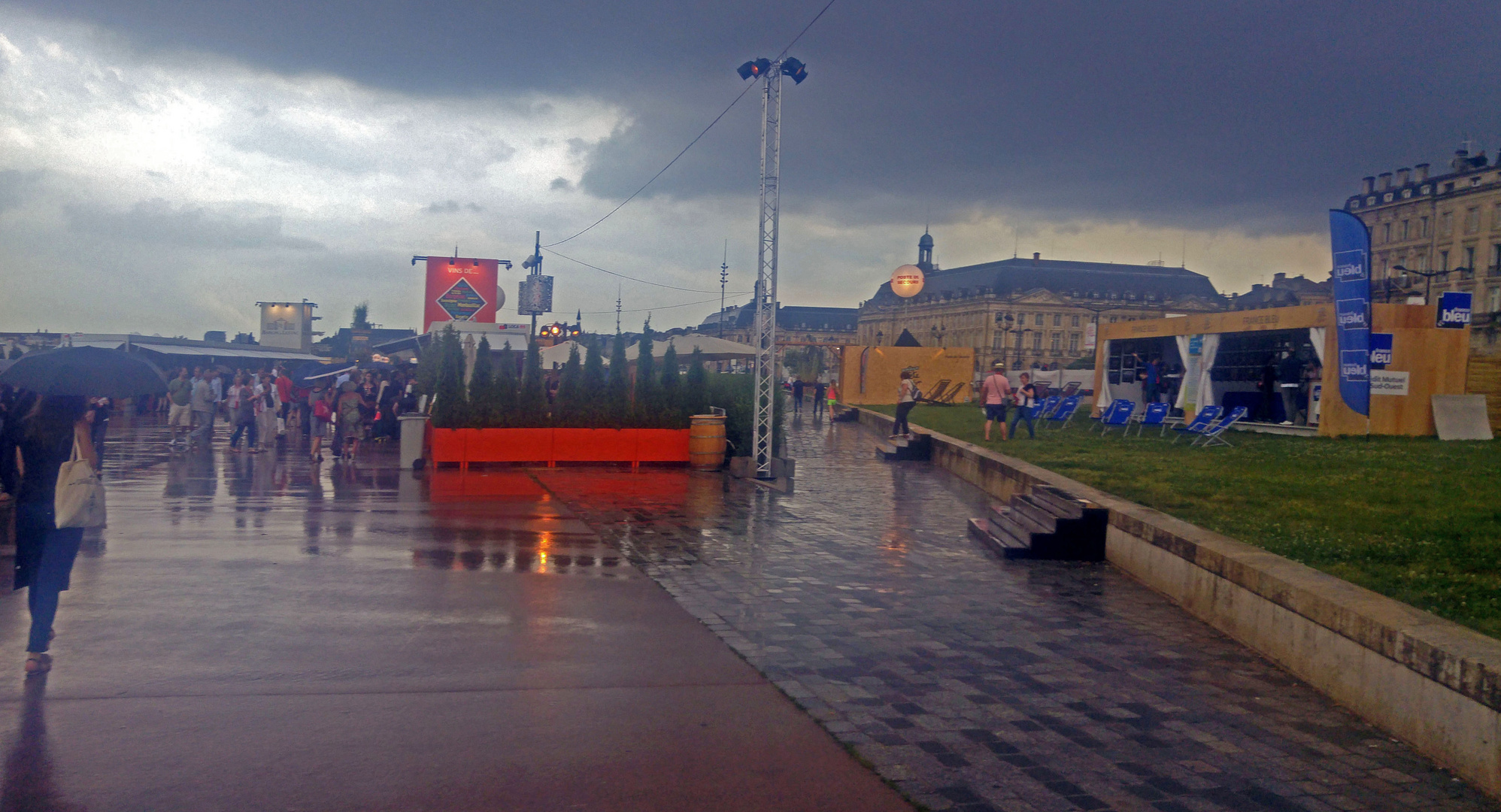 la fête du vin sous l'orage et la pluie ! ça s'arrose! 