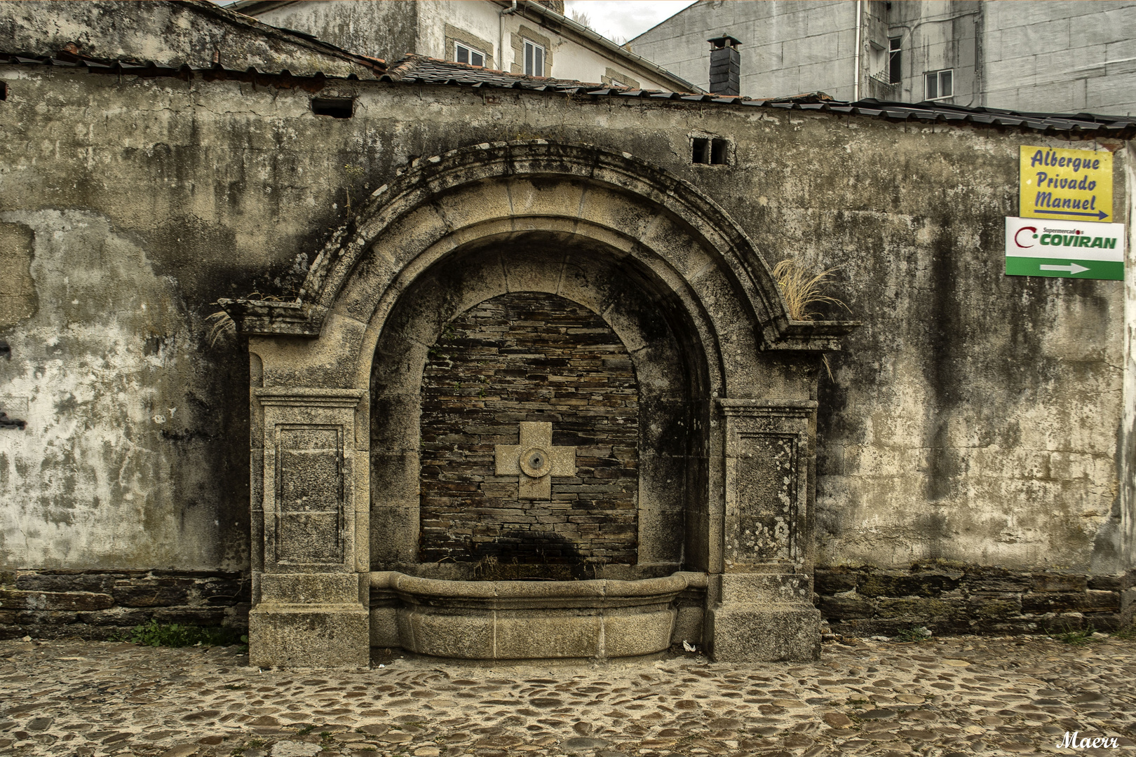 La fuente antigua de Portomarín, en el centro del pueblo nuevo.