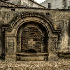 La fuente antigua de Portomarín, en el centro del pueblo nuevo.