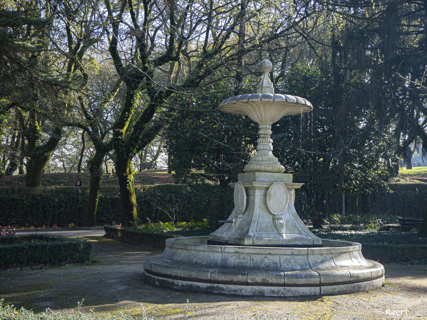 La fuente de marmol blanco ya tiene agua.