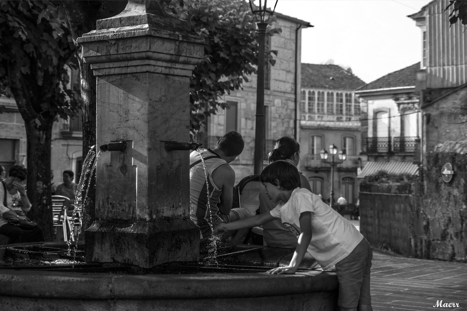 La fuente del pueblo, alivia el calor.