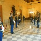 La Garde Républicaine dans un couloir de l'Assemblée Nationale.