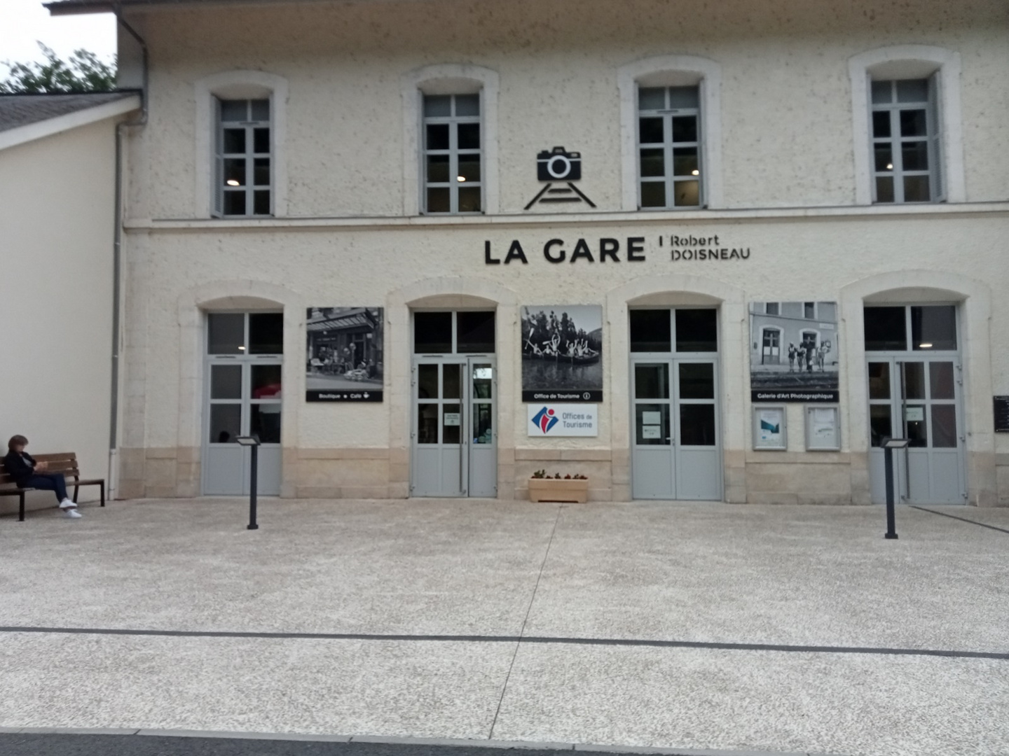 La gare de Carlux, en Dordogne, réhabilitée, grâce au célèbre photographe Doisneau   