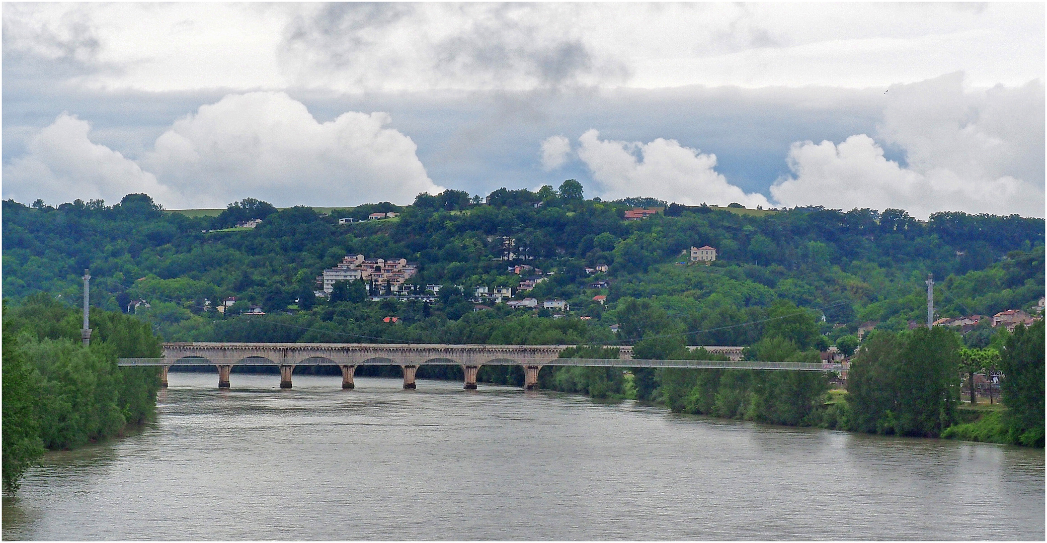 La Garonne à Agen avec la passerelle piétonne et le Pont Canal