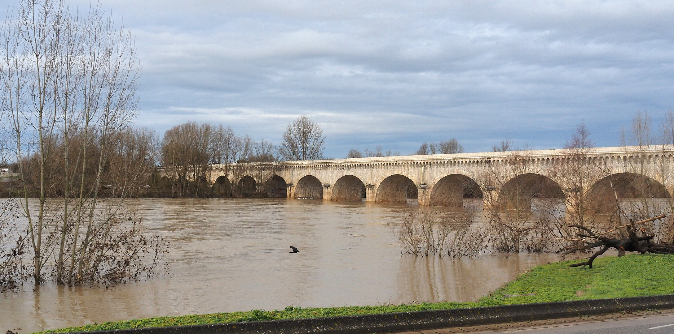 La Garonne en crue au Pont-Canal d’Agen