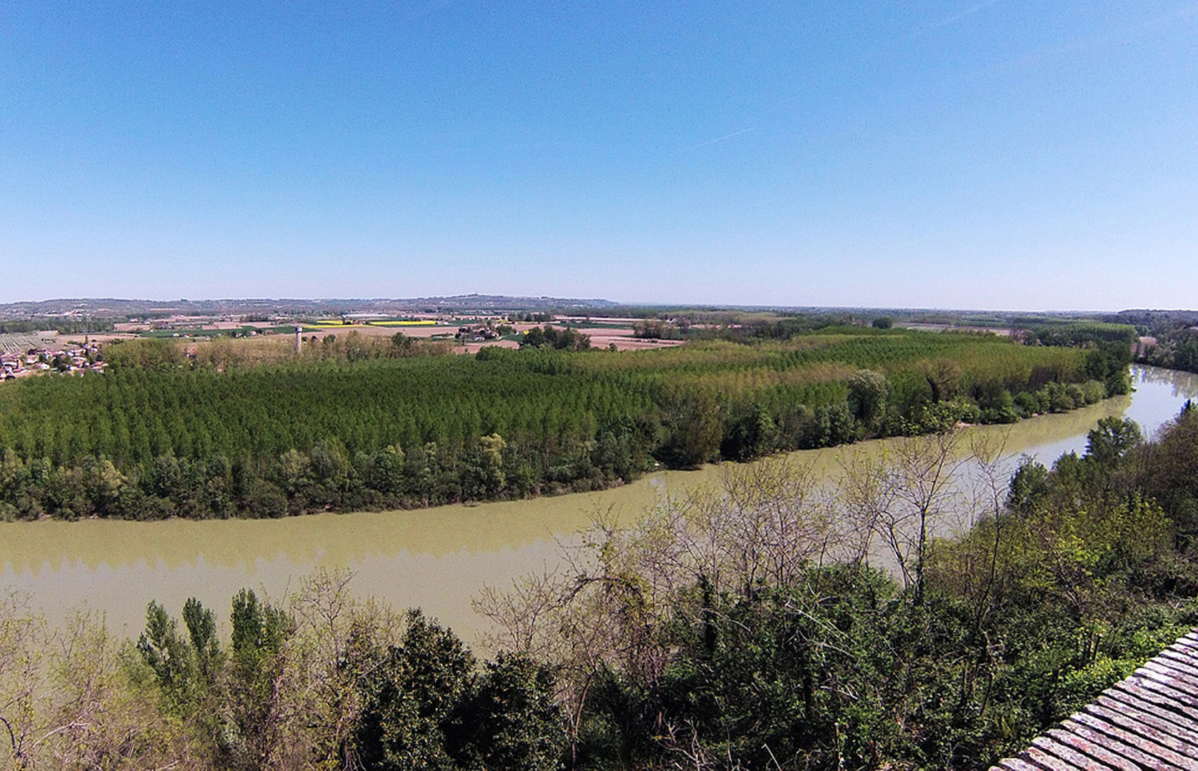 La Garonne (et à gauche, sur la rive droite, Espalais) vues de la Place du Château de Auvillar 