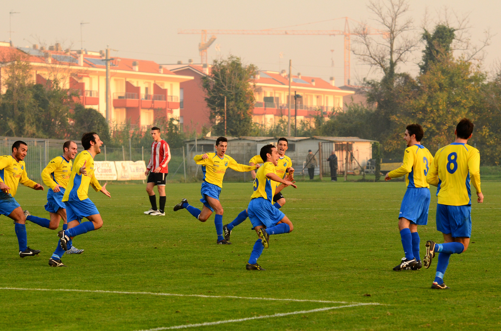 la gioa dopo il goal vittoria