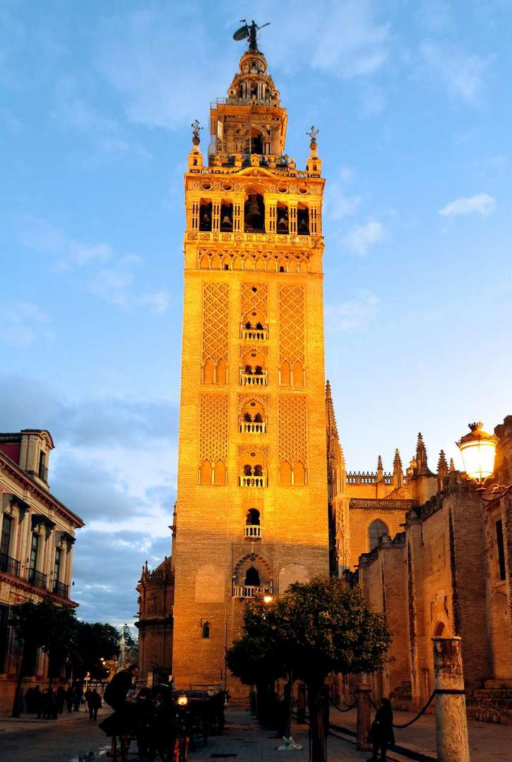 La Giralda de noche