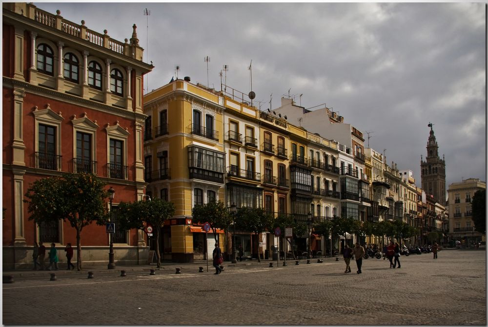 La Giralda,  mera comparsa. Sevilla tiene un color especial