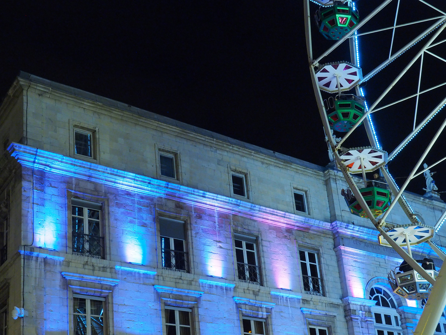 La grand ’roue devant l’Hôtel de ville   -  Bayonne