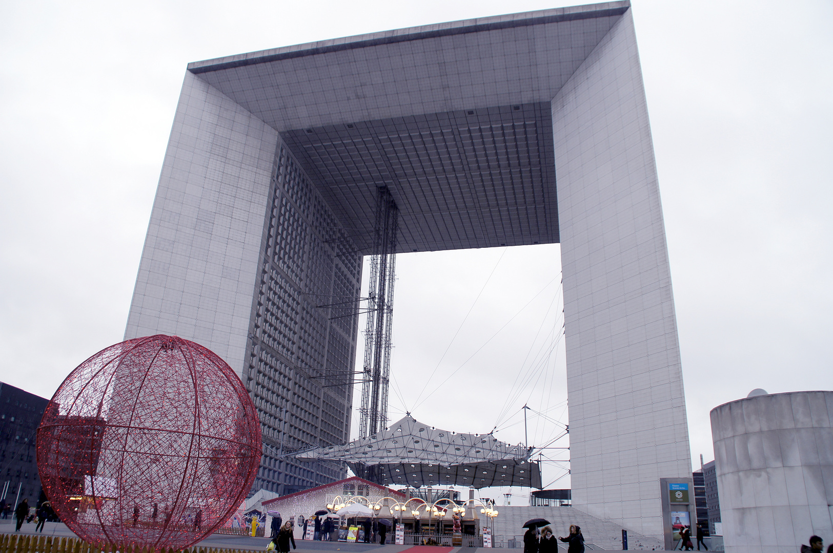 "La Grande Arche de la Fraternité" in La Défense