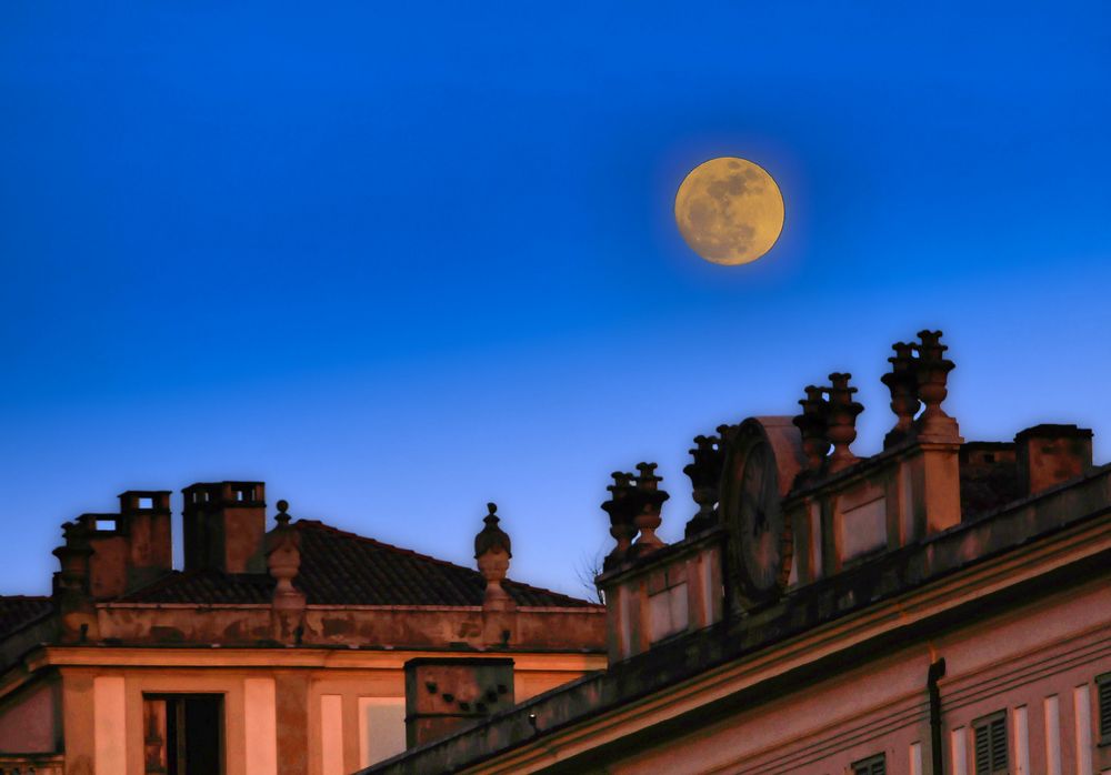 La grande luna........................................